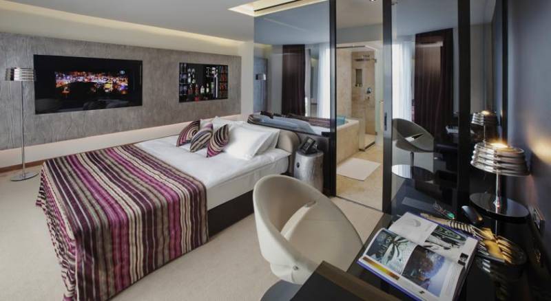 11 Mirrors Design Hotel