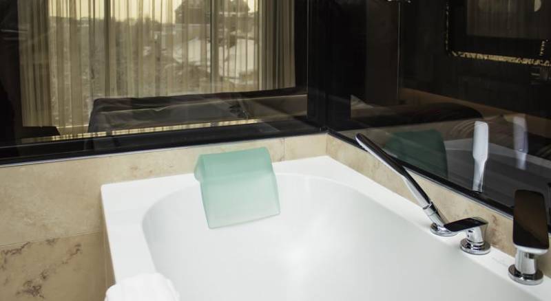 11 Mirrors Design Hotel