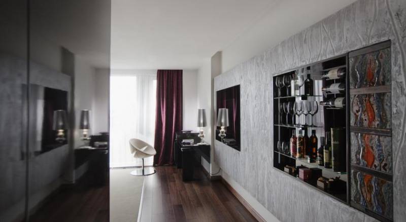 11 Mirrors Design Hotel