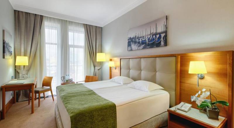 City Hotel