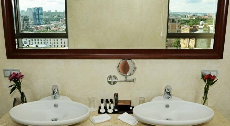 City Hotel