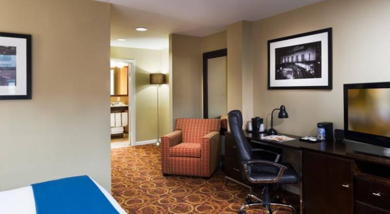 Holiday Inn Express Hotel and Suites Boston Garden