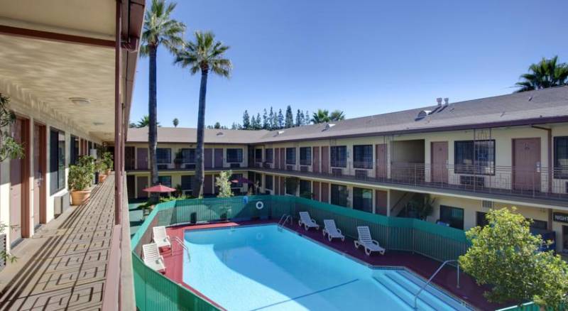 Studio City Courtyard Hotel