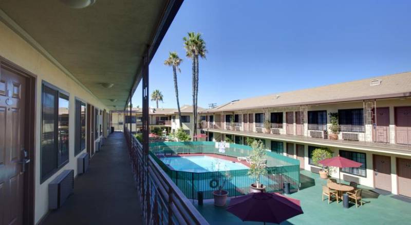 Studio City Courtyard Hotel