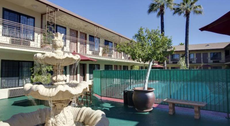 Studio City Courtyard Hotel