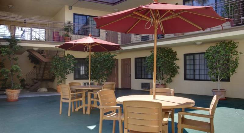 Studio City Courtyard Hotel