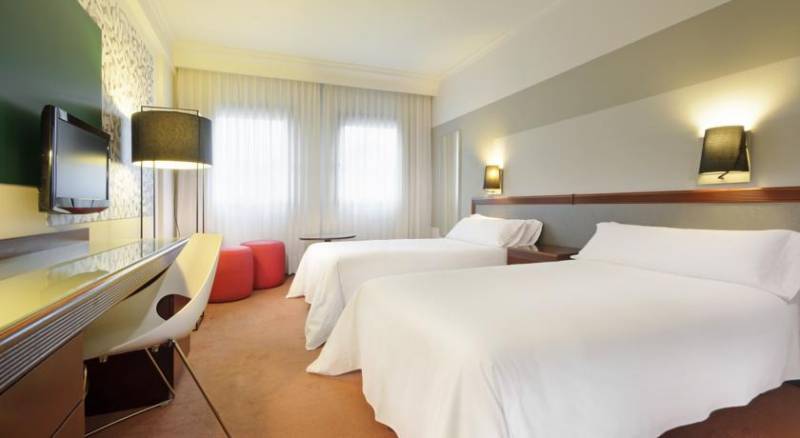 Tryp Santiago