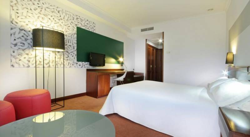 Tryp Santiago