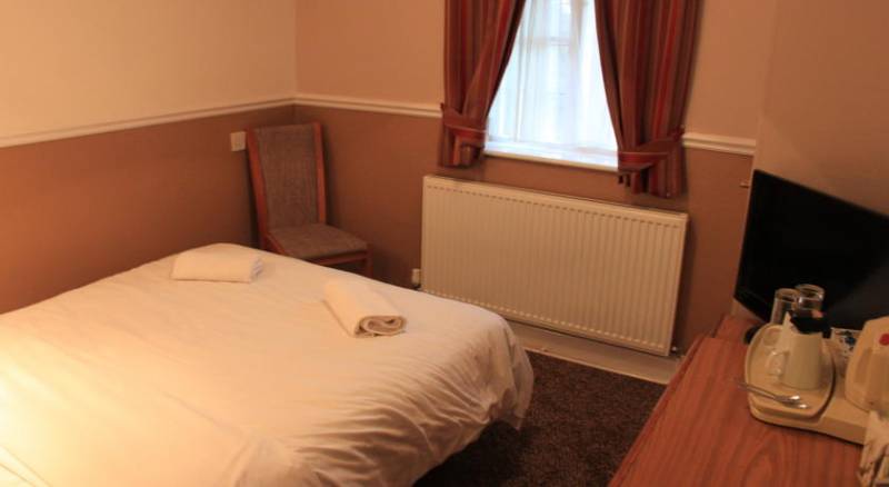 Pines Hotel Luton Airport