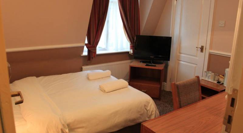 Pines Hotel Luton Airport