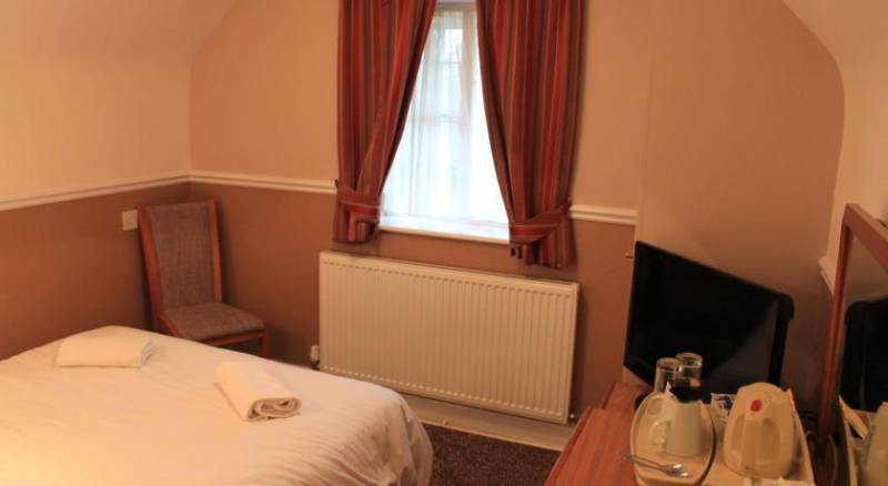 Pines Hotel Luton Airport