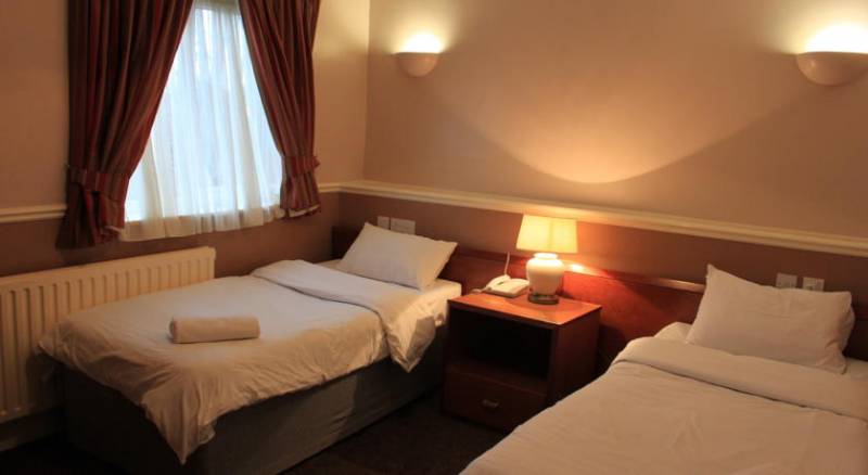 Pines Hotel Luton Airport