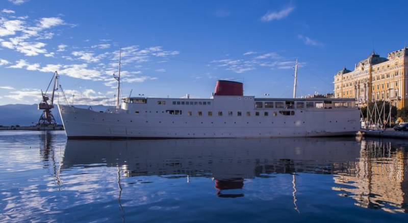 Botel Marina