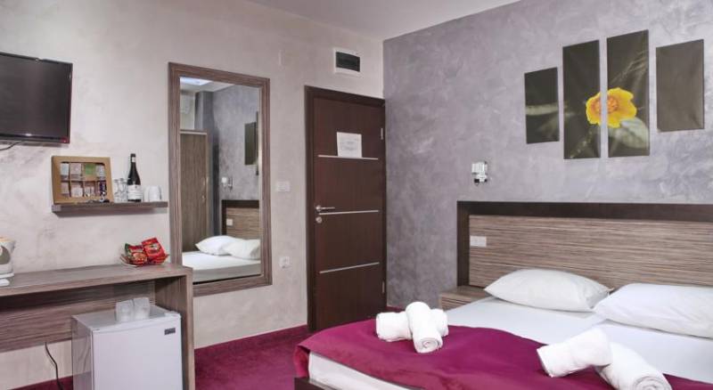 Garni Side One Design Hotel