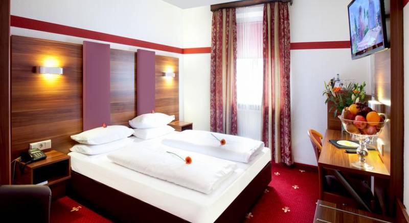 TIPTOP Hotel Burgschmiet Garni