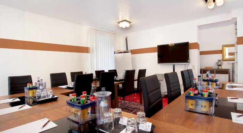 TIPTOP Hotel Burgschmiet Garni