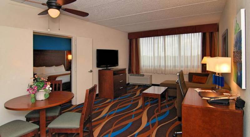 Comfort Suites Airport & Cruise Port