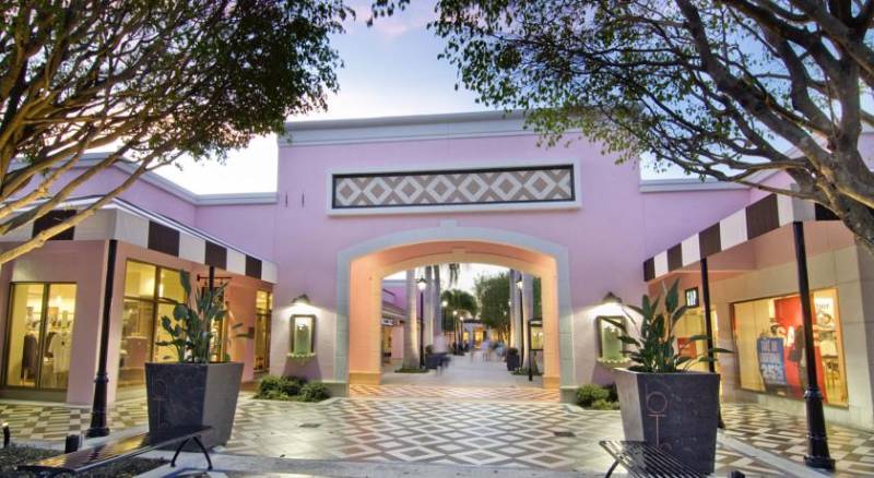 Crowne Plaza Hotel Fort Myers at Bell Tower Shops