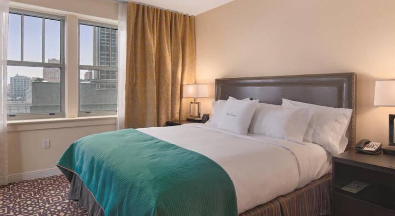 DoubleTree Suites by Hilton Detroit Downtown - Fort Shelby