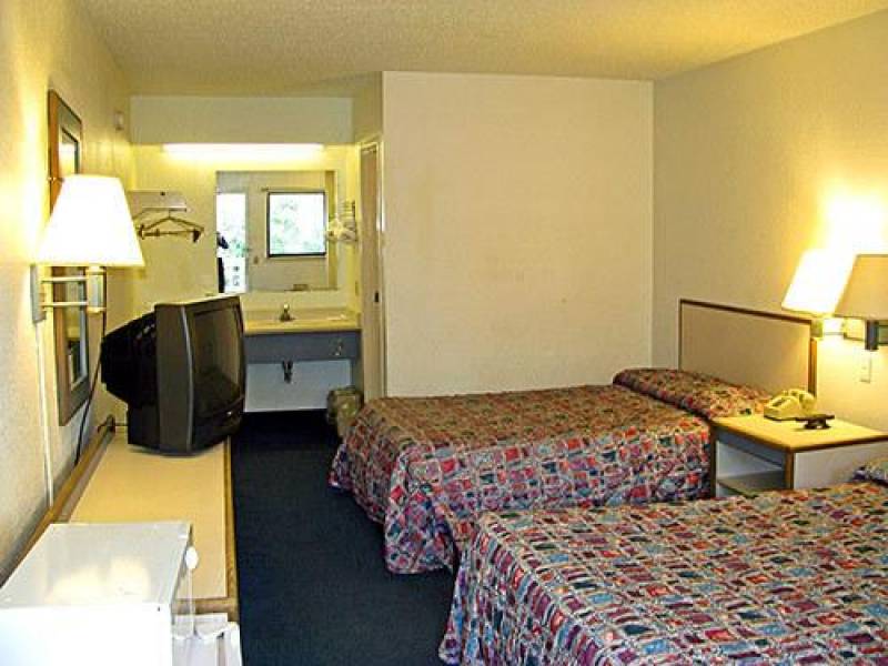 Motel 6 Cincinnati Central- Norwood