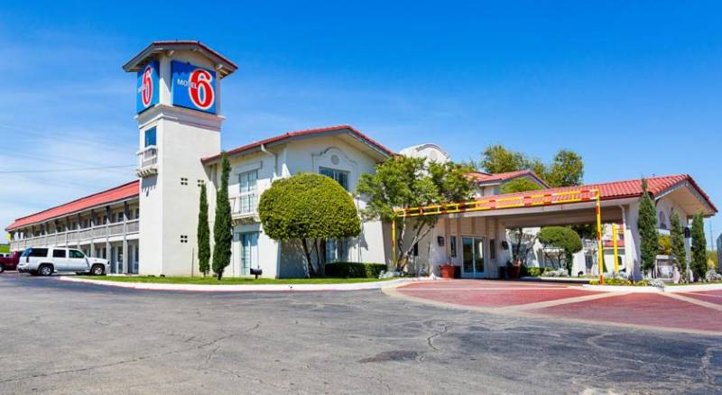 Motel 6 Dallas Market Center