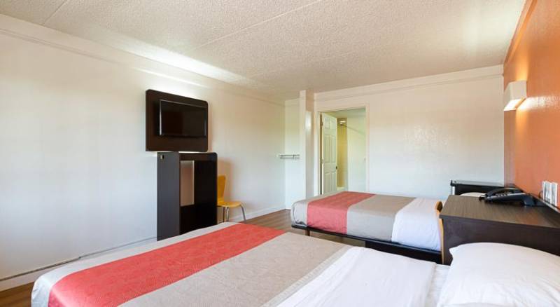 Motel 6 Dallas Market Center