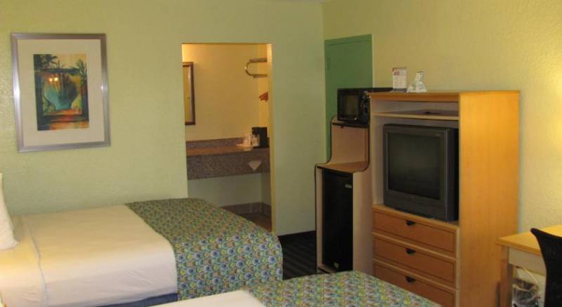 Rodeway Inn & Suites Fort Lauderdale Airport & Cruise Port