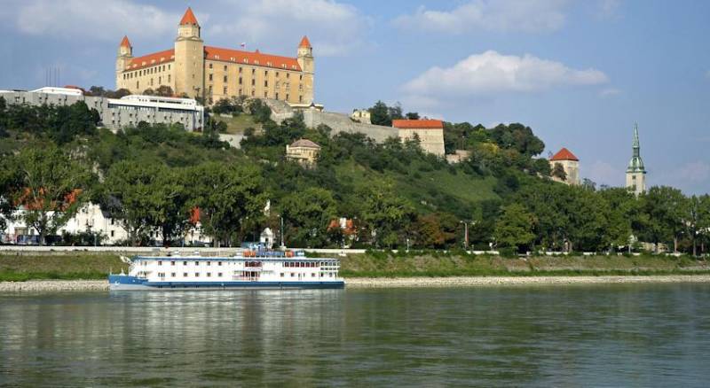 Botel Marina