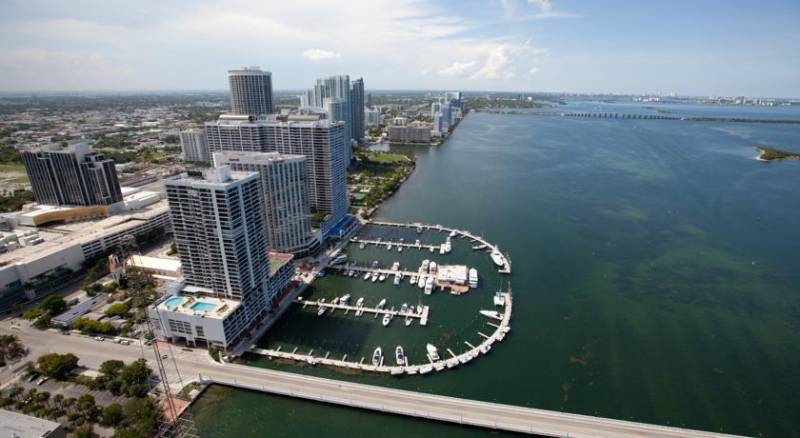 DoubleTree by Hilton Grand Hotel Biscayne Bay