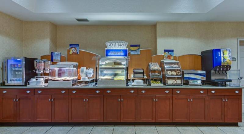 Holiday Inn Express & Suites Orlando International Airport