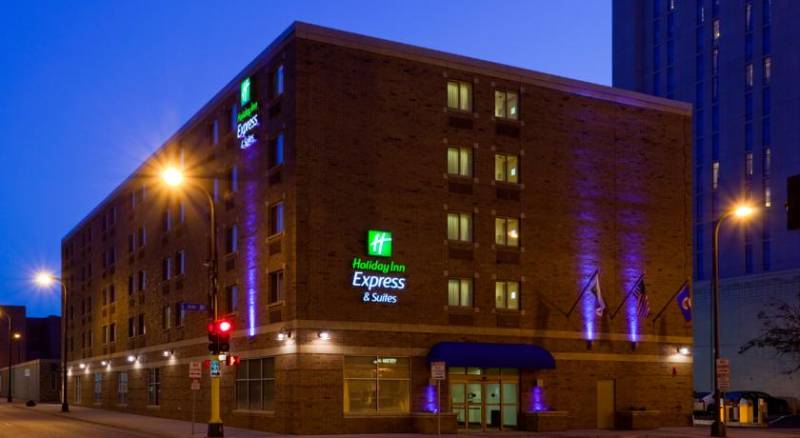 Holiday Inn Express Hotel & Suites Minneapolis-Downtown Convention Center