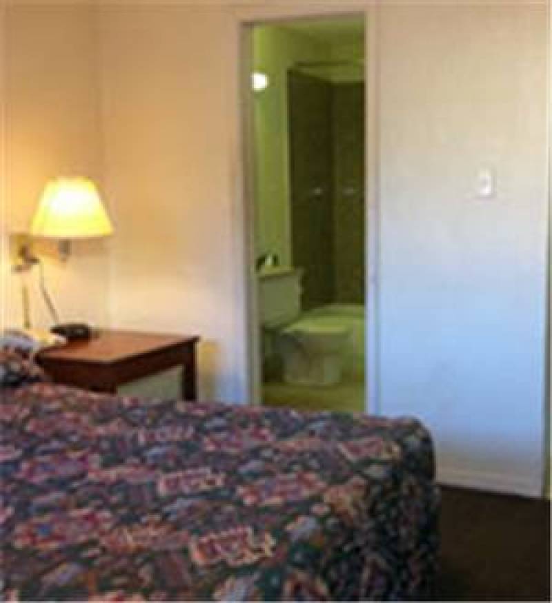 Oaktree Inn and Suites