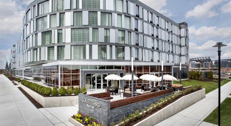 Courtyard by Marriott Philadelphia South at The Navy Yard