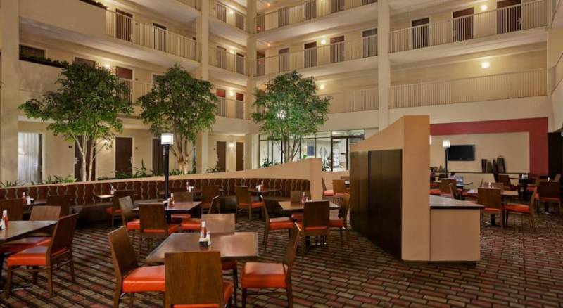 Embassy Suites Philadelphia - Airport