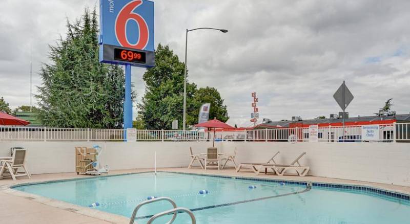 Motel 6 Portland Central