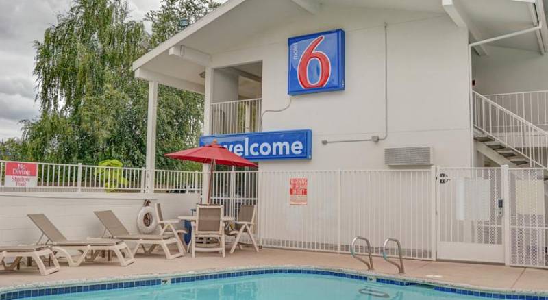 Motel 6 Portland Central