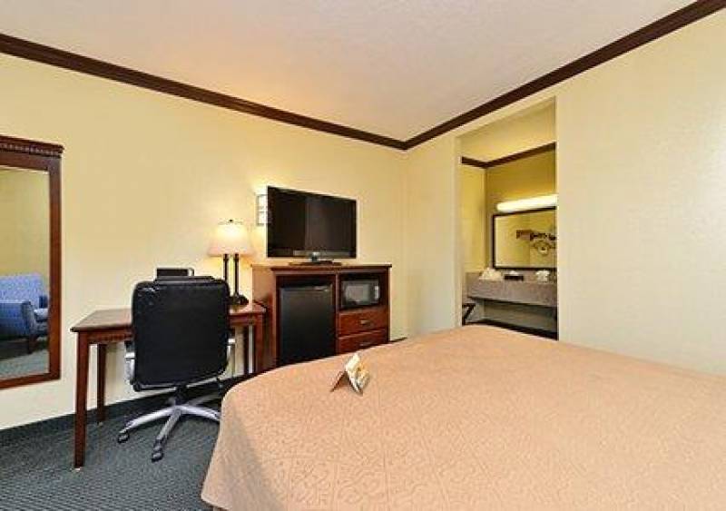 Quality Inn I-5 Naval Base