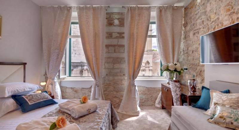 Antique Split Luxury Rooms