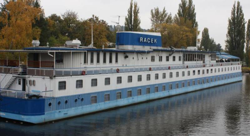 Botel Racek