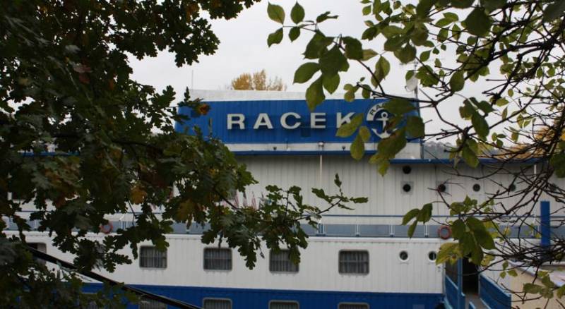 Botel Racek