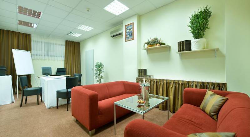 Ramada Airport Hotel Prague