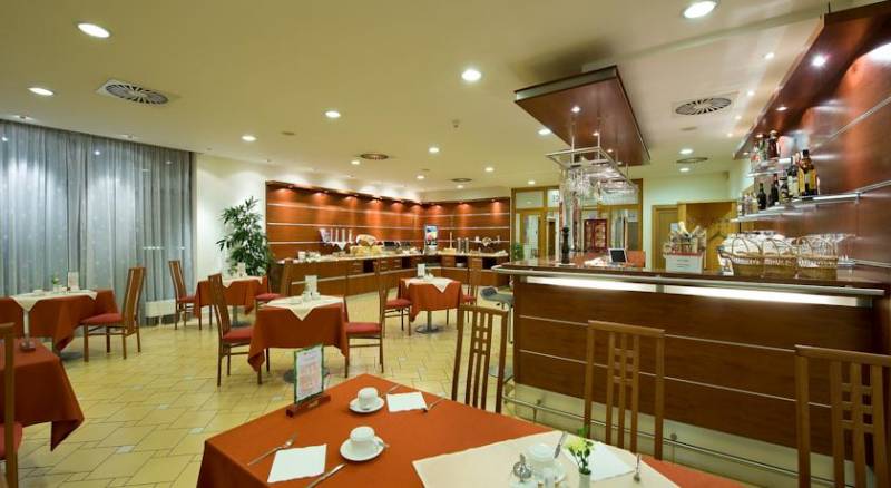 Ramada Airport Hotel Prague