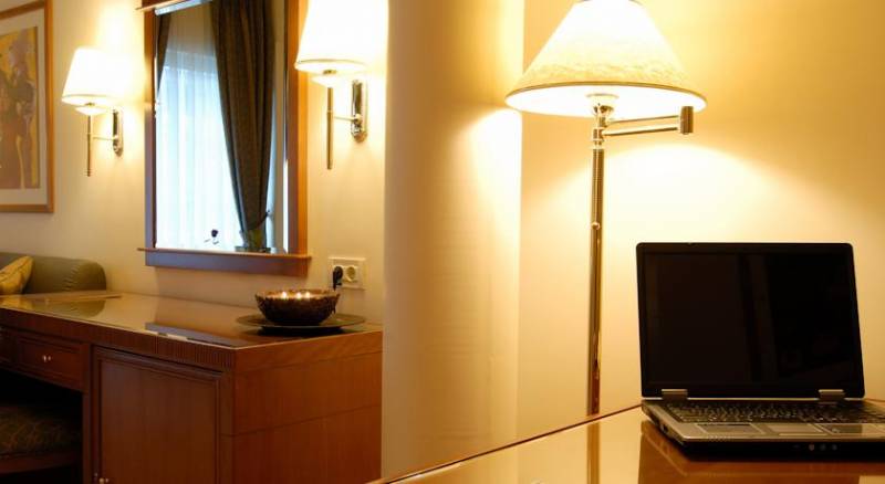 Athens Atrium Hotel & Jacuzzi Suites