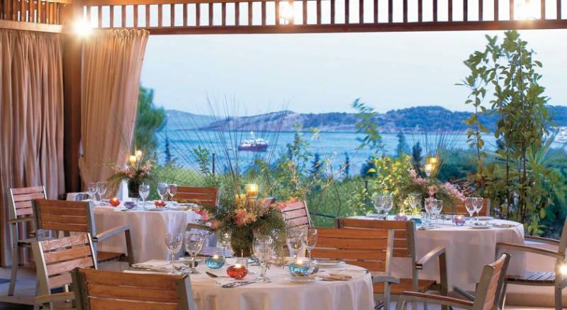 Vouliagmeni Suites