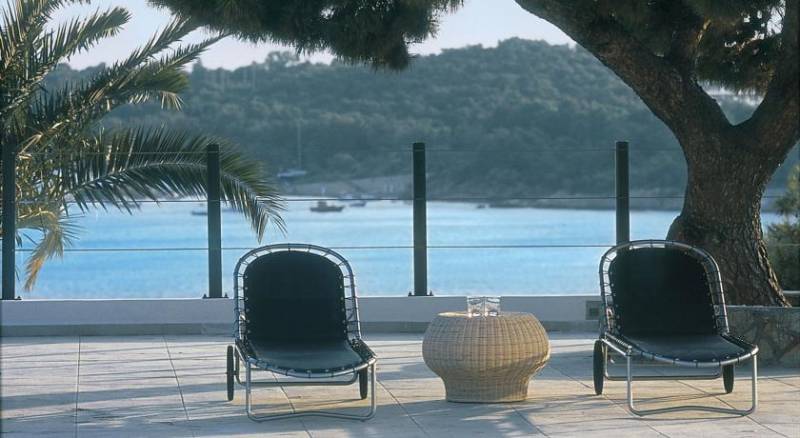 Vouliagmeni Suites