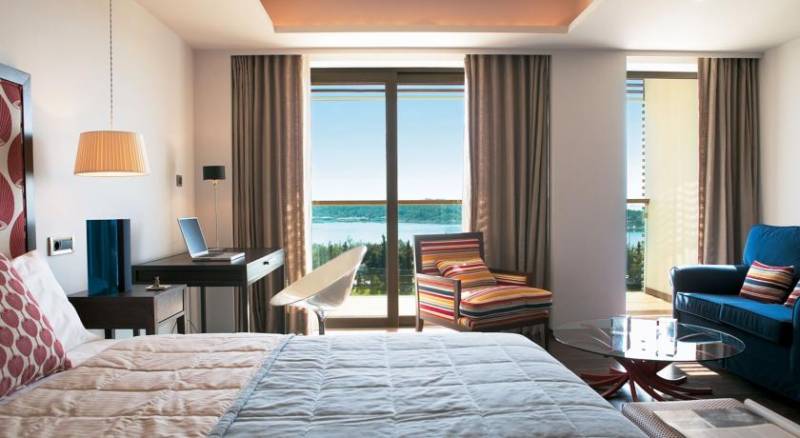 Vouliagmeni Suites