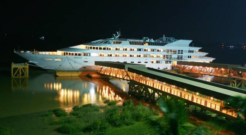 Vintage Luxury Yacht Hotel