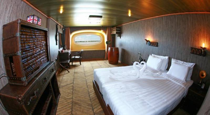 Vintage Luxury Yacht Hotel