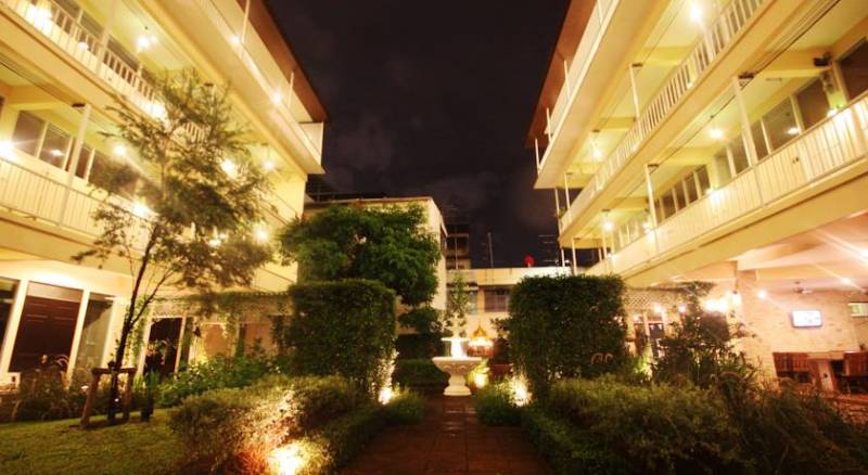 Feung Nakorn Balcony Rooms and Cafe