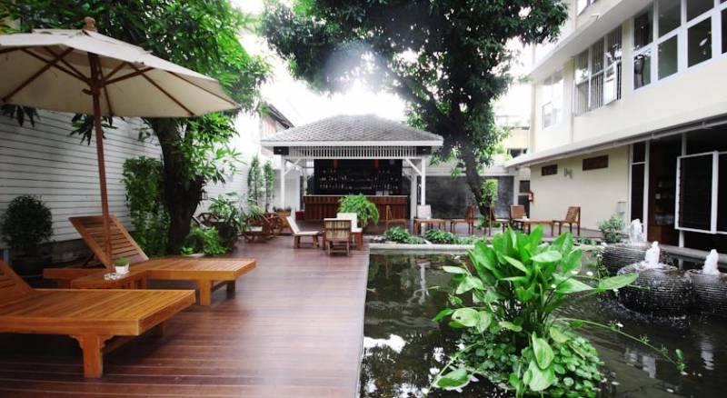 Feung Nakorn Balcony Rooms and Cafe